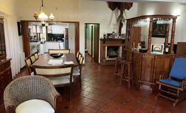 Impecable chalet con pileta fondo y cochera cubierta!