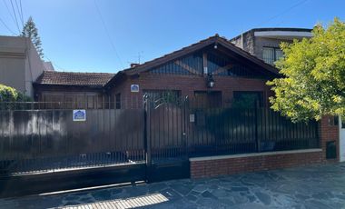 Impecable chalet con pileta fondo y cochera cubierta!