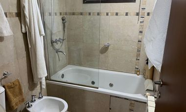 Impecable chalet con pileta fondo y cochera cubierta!