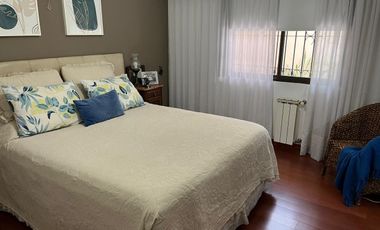 Impecable chalet con pileta fondo y cochera cubierta!