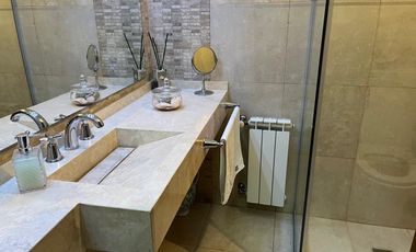 Impecable chalet con pileta fondo y cochera cubierta!
