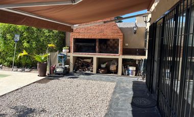 Impecable chalet con pileta fondo y cochera cubierta!