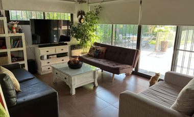Impecable chalet con pileta fondo y cochera cubierta!