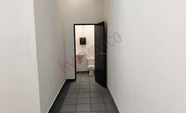 ¡Renta local en gasolinera sobre Av. Gustavo Baz! ¡128 m² por $38,000!