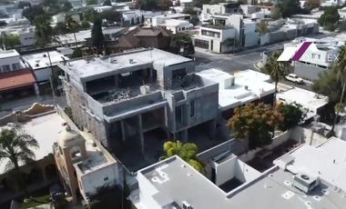 COL. DEL VALLE en San Pedro Garza García - Casa en VENTA de 1,042 m2 | 3 Niveles VISTAS PANORAMICAS
