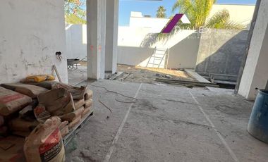 COL. DEL VALLE en San Pedro Garza García - Casa en VENTA de 1,042 m2 | 3 Niveles VISTAS PANORAMICAS