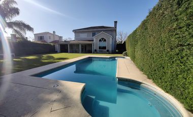 Casa con pileta en los Jazmines Pilar del Este