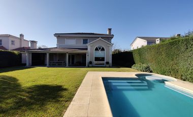 Casa con pileta en los Jazmines Pilar del Este