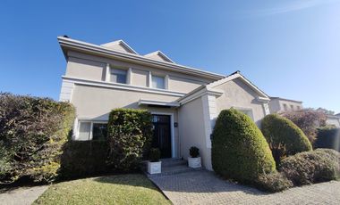 Casa con pileta en los Jazmines Pilar del Este