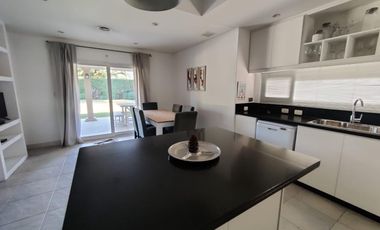 Casa con pileta en los Jazmines Pilar del Este