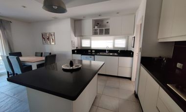 Casa con pileta en los Jazmines Pilar del Este