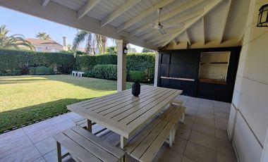 Casa con pileta en los Jazmines Pilar del Este