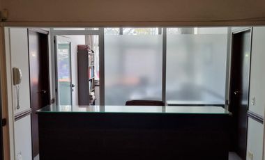 VENDO OFICINA AMPLIA 85 MTS2 CON COCHERA Y 5 DESPACHOS - ZONA MACROCENTRO