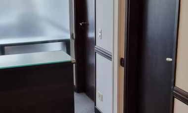 VENDO OFICINA AMPLIA 85 MTS2 CON COCHERA Y 5 DESPACHOS - ZONA MACROCENTRO