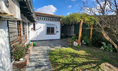 Venta de casa de 3 ambientes con cochera y quincho en  Quilmes Oeste