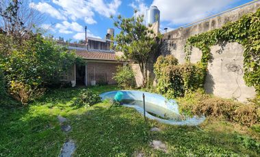 Venta de casa de 3 ambientes con cochera y quincho en  Quilmes Oeste