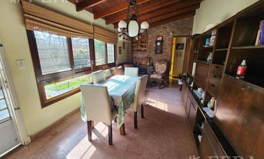 Venta de casa de 3 ambientes con cochera y quincho en  Quilmes Oeste