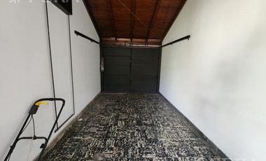 Venta de casa de 3 ambientes con cochera y quincho en  Quilmes Oeste