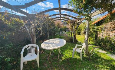 Venta de casa de 3 ambientes con cochera y quincho en  Quilmes Oeste