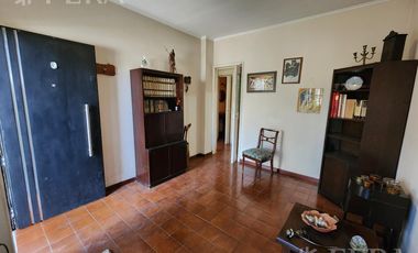 Venta de casa de 3 ambientes con cochera y quincho en  Quilmes Oeste