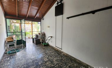Venta de casa de 3 ambientes con cochera y quincho en  Quilmes Oeste
