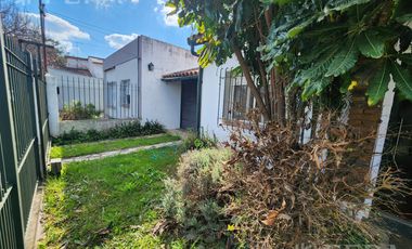 Venta de casa de 3 ambientes con cochera y quincho en  Quilmes Oeste