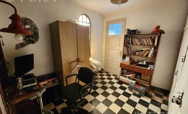 Venta de casa de 3 ambientes con cochera y quincho en  Quilmes Oeste