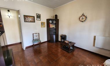 Venta de casa de 3 ambientes con cochera y quincho en  Quilmes Oeste