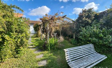 Venta de casa de 3 ambientes con cochera y quincho en  Quilmes Oeste
