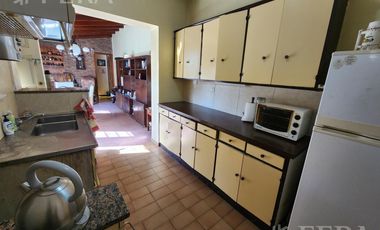 Venta de casa de 3 ambientes con cochera y quincho en  Quilmes Oeste