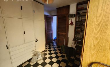 Venta de casa de 3 ambientes con cochera y quincho en  Quilmes Oeste
