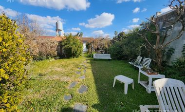 Venta de casa de 3 ambientes con cochera y quincho en  Quilmes Oeste