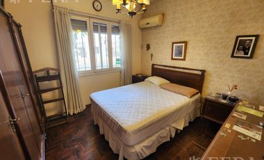 Venta de casa de 3 ambientes con cochera y quincho en  Quilmes Oeste