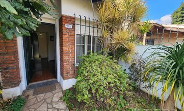 Venta de casa de 3 ambientes con cochera y quincho en  Quilmes Oeste