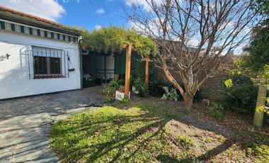 Venta de casa de 3 ambientes con cochera y quincho en  Quilmes Oeste