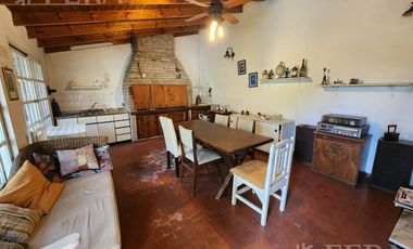 Venta de casa de 3 ambientes con cochera y quincho en  Quilmes Oeste