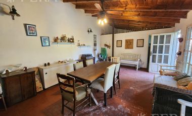 Venta de casa de 3 ambientes con cochera y quincho en  Quilmes Oeste