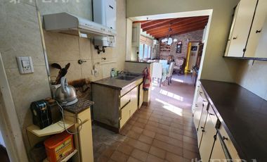 Venta de casa de 3 ambientes con cochera y quincho en  Quilmes Oeste