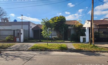 Venta de casa de 3 ambientes con cochera y quincho en  Quilmes Oeste