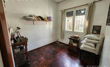 Venta de casa de 3 ambientes con cochera y quincho en  Quilmes Oeste