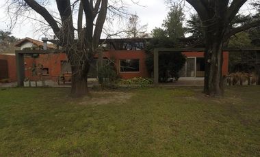 Venta casa en el cortijo. Excelente lote y unica por diseño y calidad constructiva. 3 habitaciones baño en suite vestidor. Parque Parrilla