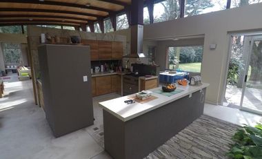 Venta casa en el cortijo. Excelente lote y unica por diseño y calidad constructiva. 3 habitaciones baño en suite vestidor. Parque Parrilla