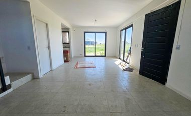 Casa en venta dos dormitorios. Calidad de terminaciones. Sobre Avenida de Ecotierra, Pueblo Esther.