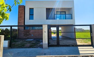 Casa en venta dos dormitorios. Calidad de terminaciones. Sobre Avenida de Ecotierra, Pueblo Esther.