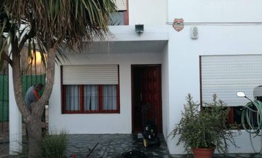 Casa en  Ortiz de Zarate y Vignolo
