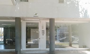VENTA/PERMUTA -Departamento de 1 dormitorio con balcón y estacionamiento. Granadero Baigorria.