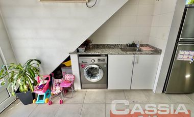 CASA CON LOCALES VENTA EN BLOCK, IMPECABLE ESTADO CON GARAGE Y 3 LOCALES CON RENTA