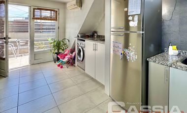 CASA CON LOCALES VENTA EN BLOCK, IMPECABLE ESTADO CON GARAGE Y 3 LOCALES CON RENTA