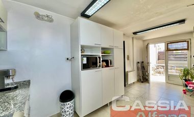 CASA CON LOCALES VENTA EN BLOCK, IMPECABLE ESTADO CON GARAGE Y 3 LOCALES CON RENTA