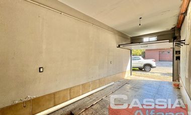 CASA CON LOCALES VENTA EN BLOCK, IMPECABLE ESTADO CON GARAGE Y 3 LOCALES CON RENTA